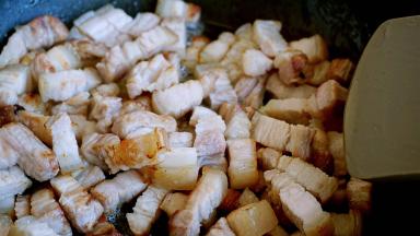 锅中留少许炸洋葱的底油，五花肉炒至表面微焦