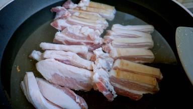 冷水入锅，焯去血沫，再用热水冲洗几遍去掉杂质