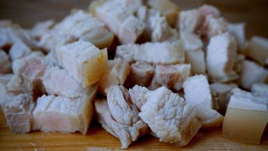 五花肉再改刀成小丁