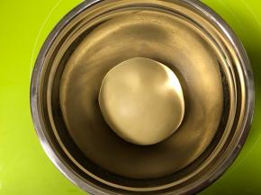 把面团揉圆，放入容器内，盖上湿毛巾，天冷放烤箱发酵档发酵1个小时