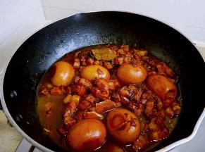 煮至肉软烂，鸡蛋入味。