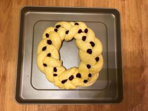 发酵好的面团，刷上一层全蛋液，在辫子的交接处放上提前用朗姆酒泡好并吸干水分的蔓越莓干