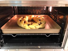 烤箱提前预热，上火160度，下火170度，烤30分钟