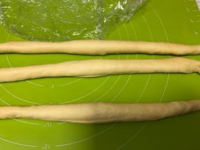 松弛好的面团轻轻慢慢的搓长