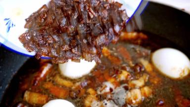 加入剥了皮的鸡蛋，洋葱碎