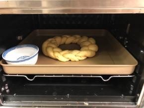 放入烤箱，烤箱内放一杯温水，发酵档发酵半小时