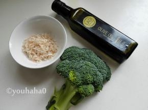 准备食材，虾皮最好用天晒的，若太咸的虾皮建议先清洗一下，去掉部分盐分