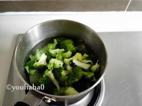 西兰花掰成小朵洗净后，焯水，捞出待用