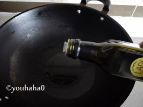 炒锅放入橄榄油，量稍大一点