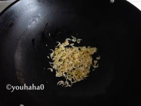 放入虾皮小火炸至金黄，虾皮吸油