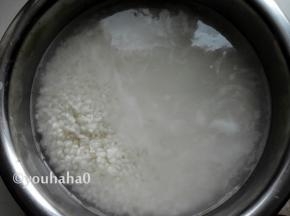 糯米淘洗干净，用清水浸泡一夜
