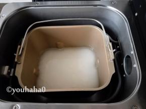 浸泡后的糯米放入面包机桶中，水刚没过糯米即可