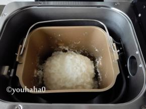 糯米蒸熟之后的搅拌过程