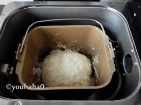 糯米蒸熟之后的搅拌过程