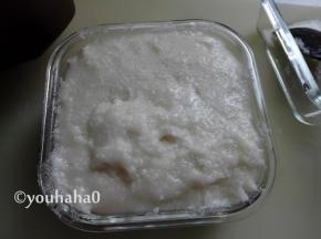 趁热取出年糕，装入耐热的容器中，放凉后放入冰箱冷藏