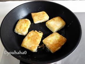 平底锅放适量的橄榄油，放入年糕大火煎至2面黄即可