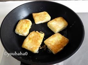 平底锅放适量的橄榄油，放入年糕大火煎至2面黄即可