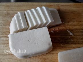 待年糕彻底放凉后，倒扣出年糕，切成想要的大小