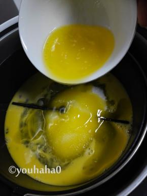 2个鸡蛋打散，倒入蛋糕机容器中，放入细砂糖，加入融化的黄油