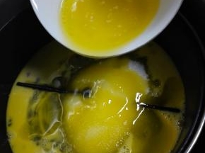 2个鸡蛋打散，倒入蛋糕机容器中，放入细砂糖，加入融化的黄油