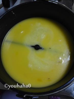 蛋糕机接通电源，启动程序：时间设定10分钟，按：确认，蛋糕机开始搅拌，先行搅拌10分钟，让蛋液、细砂糖、黄油搅拌均匀