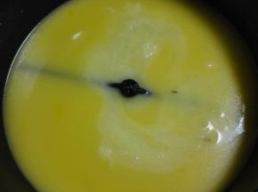 蛋糕机接通电源，启动程序：时间设定10分钟，按：确认，蛋糕机开始搅拌，先行搅拌10分钟，让蛋液、细砂糖、黄油搅拌均匀