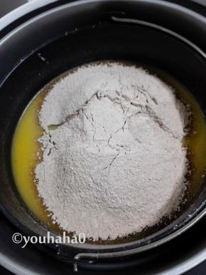 低粉、小苏打、盐、可可粉称量后，拌匀后过一遍筛，待运行10分钟后，筛入粉类，再次启动蛋糕机程序：烧色选择：浅色，按：确认，开始运行