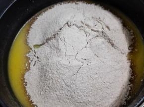 低粉、小苏打、盐、可可粉称量后，拌匀后过一遍筛，待运行10分钟后，筛入粉类，再次启动蛋糕机程序：烧色选择：浅色，按：确认，开始运行