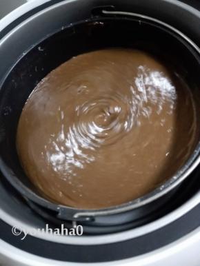 巧克力随着搅拌，会慢慢融化，离结束大约32分钟左右，停止搅拌，开始烘烤