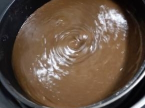 巧克力随着搅拌，会慢慢融化，离结束大约32分钟左右，停止搅拌，开始烘烤