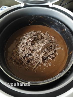 黑巧克力提前切碎，蛋糕机运行20分钟后，放入切碎的巧克力