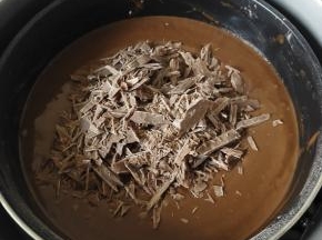 黑巧克力提前切碎，蛋糕机运行20分钟后，放入切碎的巧克力