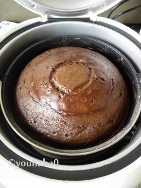 烘烤结束，从顶盖上看到蛋糕顶部有点湿润，继续停留在蛋糕机中焖几分钟，取出倒扣在网架上放凉即可