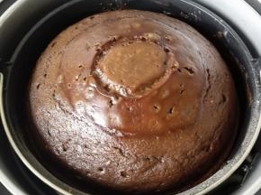 烘烤结束，从顶盖上看到蛋糕顶部有点湿润，继续停留在蛋糕机中焖几分钟，取出倒扣在网架上放凉即可