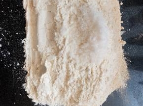 称好面粉250克，我这里加了一部分全麦面，再放入20克糖拌匀