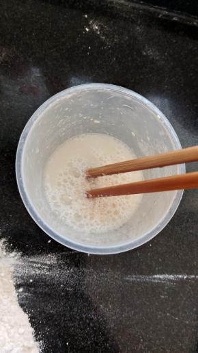 3克酵母加入120克水充分打匀