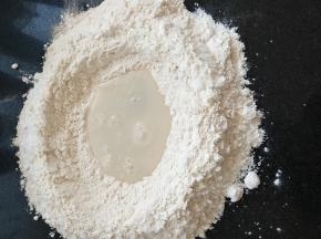 分次倒入水