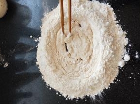 用筷子搅拌