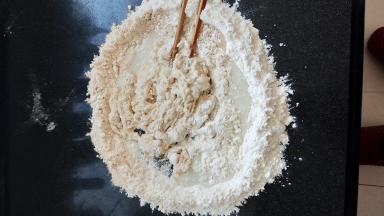 慢慢倒入全部水，全部拌匀