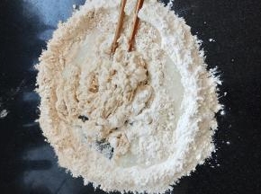 慢慢倒入全部水，全部拌匀