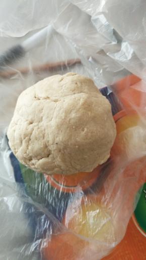 揉成面团不见干粉就好！然后醒面5分钟