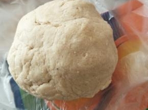 揉成面团不见干粉就好！然后醒面5分钟