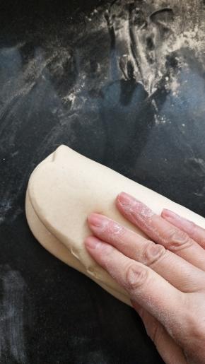 然后开始整形揉面，这时就要采用折叠按压手法