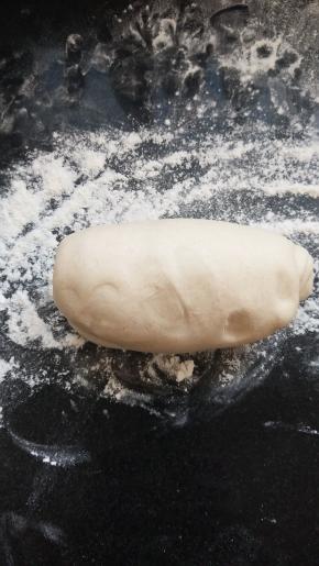 撒上干粉，开始搓条