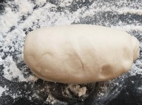 撒上干粉，开始搓条
