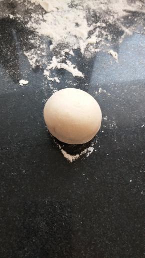 两头切掉的面团做成了馒头状