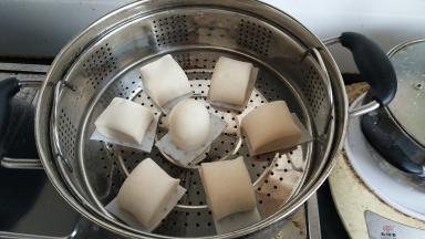 放入蒸锅，开始发酵，24-26度大约发酵一小时