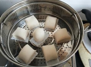放入蒸锅，开始发酵，24-26度大约发酵一小时
