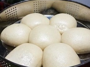 开火开水蒸5-6分钟，再闷5分钟开盖，馒头出锅