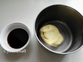 黄米面用温水和成稍软一点的面团，具体用多少水，没计量，和面的时候凭手感，红糖用少许的温水花开